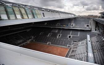 This picture taken on February 5, 2020 at the Roland Garros stadium in Paris shows the construction work of the newly built roof of the Philippe Chatrier central tennis court. (Photo by Martin BUREAU / AFP) (Photo by MARTIN BUREAU/AFP via Getty Images)