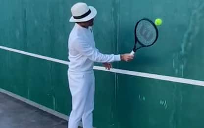 Federer, palleggi col cappello: che stile! VIDEO