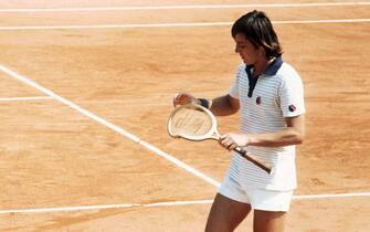 Italian tennis player Adriano Panatta looks at his broken racquet in his match against Mexican Raul Ramirez in june 1977 during the French Open at Roland Garros stadium. (Photo by - / AFP) (Photo by -/AFP via Getty Images)