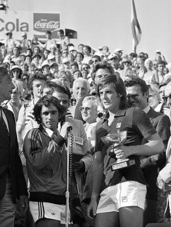 Italian Adriano Panatta (R) holds up her trophy after defeating US Harold Solomon at Roland Garros stadium during the French tennis Open, on June 13, 1976. It was Barker's 1st (and only) career Grand Slam title.   AFP PHOTO (Photo credit should read STAFF/AFP via Getty Images)