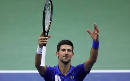 US Open: Djokovic agli ottavi, out Tsitsipas