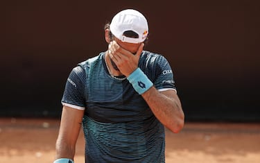 epa08680775 Matteo Berrettini of Italy reacts during his men's singles quarter-finals round match against Casper Ruud of Norway at the Italian Open tennis tournament in Rome, Italy, 19 September 2020.  EPA/Clive Brunskill / POOL