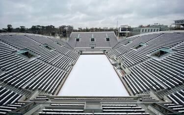 Cartoline da Parigi: neve al Roland Garros. FOTO