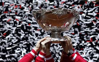 epa04501206 Swiss Davis Cup team players celebrate with the trophy after defeating France in the Davis Cup World Final at the Pierre Mauroy Stadium in Lille, France, 23 November 2014. Switzerland won 3-1.  EPA/YOAN VALAT