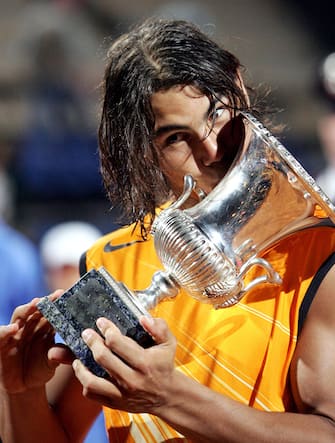 20050508-ROMA-SPR-TENNIS; Lo spagnolo Rafael Nadal bacia la coppa dopo aver vinto la finale del Telecom Italia Masters Roma contro l' argentino Guillermo Coria.     ETTORE FERRARI