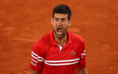Berrettini lotta, Djokovic vince: è  in semifinale