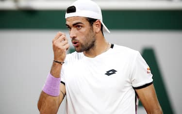 epa09258355 Matteo Berrettini of Italy reacts during his quarter final match against Novak Djokovic of Serbia at the French Open tennis tournament at Roland Garros in Paris, France, 09 June 2021.  EPA/YOAN VALAT