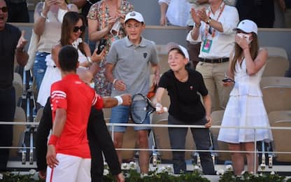 Djokovic regala racchetta a un ragazzino. VIDEO