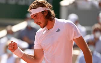 epa09262410 Stefanos Tsitsipas of Greece in action against Alexander Zverev of Germany during their semi final match at the French Open tennis tournament at Roland Garros in Paris, France, 11 June 2021.  EPA/CAROLINE BLUMBERG