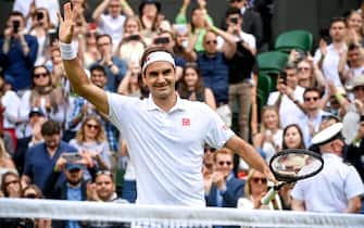 epa09320747 Roger Federer of Switzerland celebrates after winning the 3rd round match against Cameron Norrie of Britain at the Wimbledon Championships, in Wimbledon, Britain, 03 July 2021.  EPA/FACUNDO ARRIZABALAGA   EDITORIAL USE ONLY
