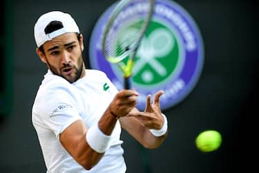 epa09329628 Matteo Berrettini of Italy hits a forehand during the men's quarter final match against Felix Auger-Aliassime of Canada at the Wimbledon Championships, in Wimbledon, Britain, 07 July 2021.  EPA/FACUNDO ARRIZABALAGA   EDITORIAL USE ONLY