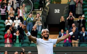 epa09329854 Matteo Berrettini of Italy celebrates after winning the men's quarter final match against Felix Auger-Aliassime of Canada at the Wimbledon Championships, in Wimbledon, Britain, 07 July 2021.  EPA/FACUNDO ARRIZABALAGA   EDITORIAL USE ONLY