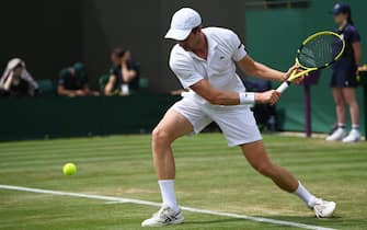 epa09315396 Botic Van De Zandschulp of the Netherlands in action during his 2nd round match against Matteo Berrettini of Italy at the Wimbledon Championships, Wimbledon, Britain, 01 July 2021.  EPA/NEIL HALL   EDITORIAL USE ONLY