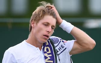 epa09323559 Ilya Ivashka of Belarus reacts during his round of 16 match against Matteo Berrettini of Italy at the Wimbledon Championships, Wimbledon, Britain 05 July 2021.  EPA/FACUNDO ARRIZABALAGA   EDITORIAL USE ONLY