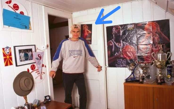 La "cameretta" di Federer con il poster di Pamela Anderson in bella mostra sulla porta