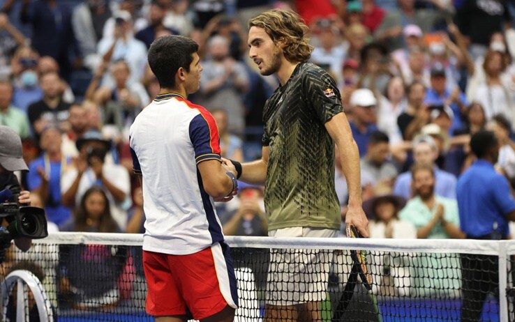 Alla fine arrivano anche i complimenti del grande sconfitto: Stefanos Tsitsipas Carlo Alcaraz e Stefanos Tsitsipas