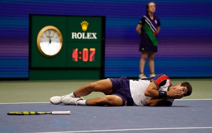 La gioia di Alcaraz, che si lascia cadere per terra al termine del match e quasi non crede ai suoi occhi... US Open, Carlos Alcaraz