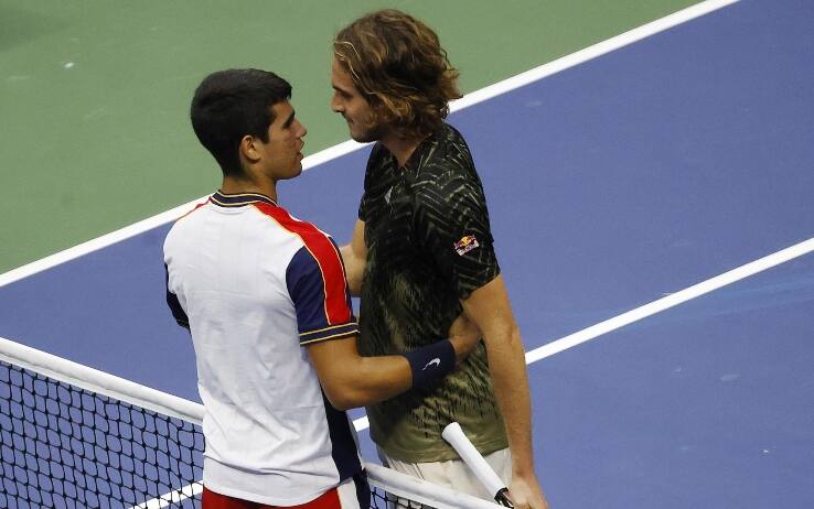 L'abbraccio a fine partita tra Alcaraz e Tsitsipas
