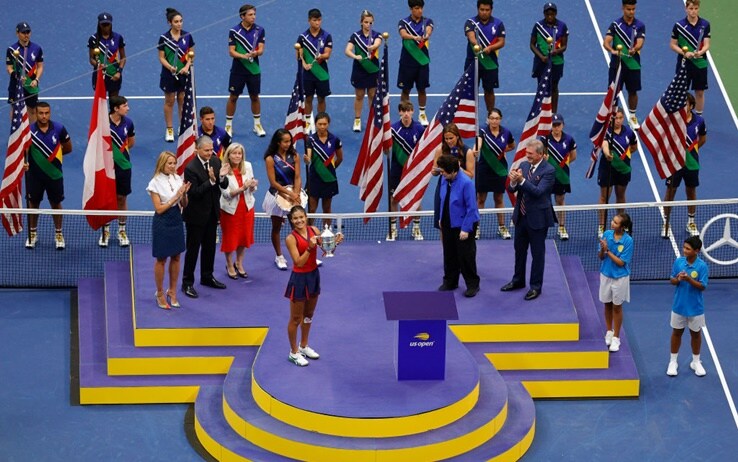 La premiazione all'Arthur Ashe Stadium di New York Leylah Fernandez ed Emma Raducanu