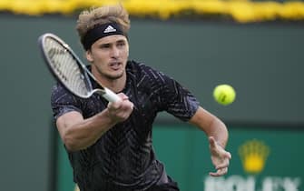 epa09521310 Alexander Zverev of Germany hits a return to Andy Murray of Britain during their Men's Singles Round of 32 match at the BNP Paribas Open tennis tournament at the Indian Wells Tennis Garden in Indian Wells, California, USA, 12 October 2021.  EPA/RAY ACEVEDO