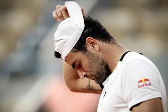 epa09258414 Matteo Berrettini of Italy reacts during his quarter final match against Novak Djokovic of Serbia at the French Open tennis tournament at Roland Garros in Paris, France, 09 June 2021.  EPA/YOAN VALAT