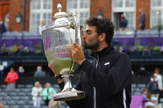 epa09288551 Italy's Matteo Berrettini celebrates with the trophy after winning the final match against  Britain's Cameron Norrie at the Cinch Championships at the Queen's Club in London, Britain, 20 June 2021.  EPA/VICKIE FLORES