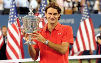 epa01482247 Roger Federer of Switzerland holds the championship trophy after defeating Andy Murray of Great Britain to win the men's final on the fifteenth day of the 2008 US Open tennis tournament in Flushing Meadows, New York, USA on 08 September 2008.  EPA/JASON SZENES
