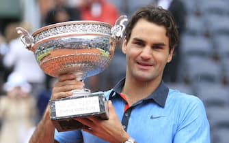 (090608) -- PARIGI, 8 giugno 2009 (Xinhua) -- Roger Federer grida mentre tiene il trofeo durante la cerimonia del torneo di tennis Roland Garros a Parigi il 7 giugno 2009. Federer ha vinto il titolo battendo lo svedese Soderling 3-0 (6-1, 7-6, 6-4). (Xinhua/Zhang Yuwei) (wll) (Paris - 1993-01-31, Zhang Yuwei / Xinhua/photoshot) p.s. la foto e' utilizzabile nel rispetto del contesto in cui e' stata scattata, e senza intento diffamatorio del decoro delle persone rappresentate