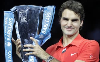 epa02471456 Switzerland's Roger Federer lifts the 2010 ATP World Tour trophy after  beating Spain's Rafael Nadal over three sets during the 2010 ATP World Tour tennis final at the O2 Arena in London, Britain, 28 November 2010.  EPA/ANDY RAIN