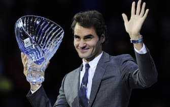 epa03938561 Switzerland's Roger Federer poses for photographers during a presentation with the 2013 ATP Fans Favourite award on the third day of the ATP World Tour Finals tennis tournament in the O2 Arena in London, Britain, 06  November 2013.  EPA/FACUNDO ARRIZABALAGA