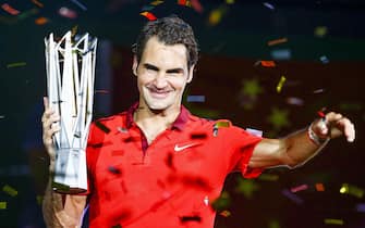 epa04443212 Roger Federer of Switzerland celebrates with his trophy after defeating Gilles Simon of France in their final match of the Shanghai Tennis Masters in Shanghai, China, 12 October 2014.  EPA/DIEGO AZUBEL