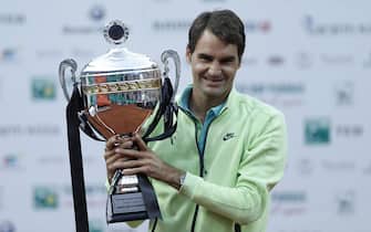 epa04731662 Roger Federer of Switzerland holds the trophy after winning against Pablo Cuevas of Uruguay the final match of the TEB BNP Paribas Istanbul Open tennis tournament in Istanbul, Turkey, 03 May 2015.  EPA/TOLGA BOZOGLU