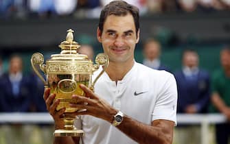 epa06091311 Roger Federer of Switzerland hoists the championship trophy following his victory over Marin Cilic of Croatia in the men's final of the Wimbledon Championships at the All England Lawn Tennis Club, in London, Britain, 16 July 2017.  EPA/NIC BOTHMA EDITORIAL USE ONLY/NO COMMERCIAL SALES
