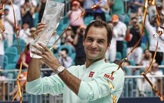epa07477267 Roger Federer of Switzerland holds his trophy after defeating John Isner of the US following their Men's finals match at the Miami Open tennis tournament in Miami, Florida, USA, 31 March 2019.  EPA/RHONA WISE