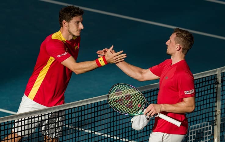 SYDNEY, AUSTRALIA - JANUARY 07: Pablo Carreno Busta of Spain shakes hands with Jan Zielinski of Poland after winning his semi final match during the day seven 2022 ATP Cup tie between Spain and Poland at Ken Rosewall Arena on January 07, 2022 in Sydney, Australia. (Photo by Andy Cheung/Getty Images)