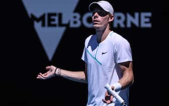 (220125) -- MELBOURNE, Jan. 25, 2022 (Xinhua) -- Denis Shapovalov of Canada reacts during the men's singles quarterfinal match against Rafael Nadal of Spain at Australian Open in Melbourne, Australia, Jan. 25, 2022. (Xinhua/Bai Xuefei) - Bai Xuefei -//CHINENOUVELLE_XxjpbeE007216_20220125_PEPFN0A001/2201251109/Credit:CHINE NOUVELLE/SIPA/2201251114