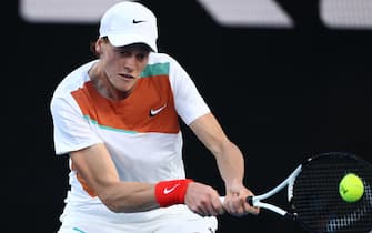 epa09701593 Jannik Sinner of Italy in action against Taro Daniel of Japan during the third round match at the Australian Open Grand Slam tennis tournament in Melbourne, Australia, 22 January 2022.  EPA/JASON O'BRIEN  AUSTRALIA AND NEW ZEALAND OUT
