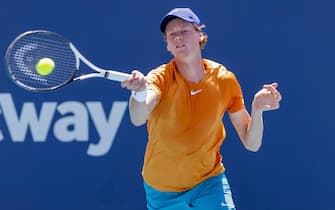 epa09858889 Jannik Sinner of Italy in action against Nick Kyrgios of Australia during a fourth round match of the Miami Open tennis tournament at Hard Rock Stadium in Miami Gardens, Florida, USA, 29 March 2022.  EPA/ERIK S. LESSER