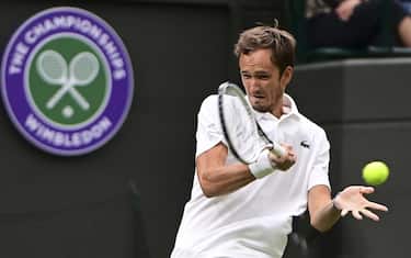 epa09311612 Daniil Medvedev of Russia in action against Jan-Lennard Struff of Germany during their first round match at the Wimbledon Championships tennis tournament in Wimbledon, Britain, 29 June 2021.  EPA/NEIL HALL   EDITORIAL USE ONLY