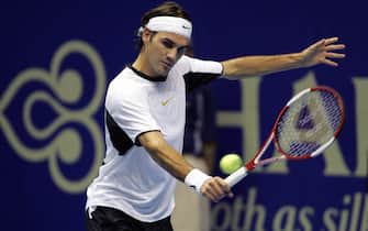 BANGKOK, THAILAND:  Swiss tennis player Roger Federer plays a shots against Scottish Andy Murry during the ATP Thailand Open 2005 final match in Bangkok, 02 October 2005.  Roger Federer fought to his 24th consecutive victory in a tournament final, encountering stiff resistance from Briton Andy Murray 6-3, 7-5 before claiming a second straight title at the Thailand Open. AFP PHOTO/ SAEED KHAN  (Photo credit should read SAEED KHAN/AFP via Getty Images)