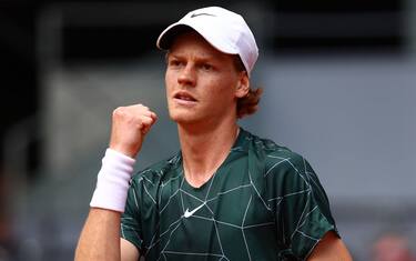 MADRID, SPAIN - MAY 02: Jannik Sinner of Italy celebrates a point  in his first round match against Tommy Paul of the United States during day five of the Mutua Madrid Open at La Caja Magica on May 02, 2022 in Madrid, Spain. (Photo by Clive Brunskill/Getty Images)