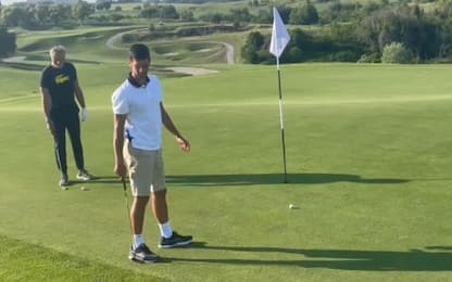 Novak Djokovic gioca a golf al Parco di Roma