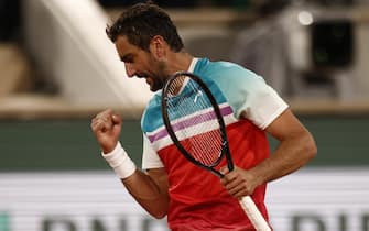 epa09986981 Marin Cilic of Croatia reacts during his match against Daniil Medvedev of Russia in their menâ  s fourth round match during the French Open tennis tournament at Roland Garros in Paris, France, 30 May 2022.  EPA/YOAN VALAT