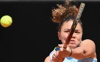 Jasmine Paolini of Italy in action against Jil Teichmann of Switzerland during their women's singles first round match at the Italian Open tennis tournament in Rome, Italy, 10 May 2022.  ANSA/ETTORE FERRARI