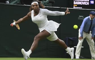 epa09311854 Serena Williams of the USA  in action against Aliaksandra Sasnovich of Belarus during their first round match at the Wimbledon Championships tennis tournament in Wimbledon, Britain, 29 June 2021.  EPA/FACUNDO ARRIZABALAGA   EDITORIAL USE ONLY