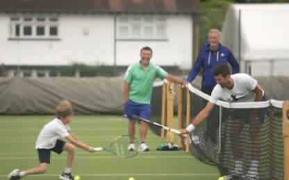 Smorzate e sorrisi: Djokovic palleggia col figlio