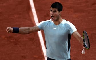 epa09988212 Carlos Alcaraz of Spain reacts after winning his first set against Alexander Zverev of Germany in their menâ  s quarterfinal match during the French Open tennis tournament at Roland â  Garros in Paris, France, 31 May 2022.  EPA/MARTIN DIVISEK