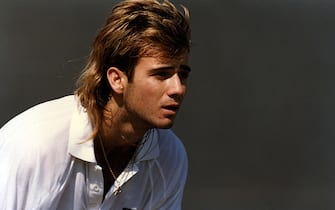LOS ANGELES, CA - SEPTEMBER, 1988: Andre Agassi readies during the 1988 LA Tennis Open in September, 1988 in Los Angeles, California. (Photo by Robert Riger/Getty Images) 
