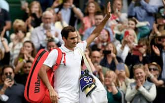 epaselect epa09329381 Roger Federer of Switzerland reacts as he leaves the court after the men's quarter final match against Hubert Hurkacz of Poland at the Wimbledon Championships, in Wimbledon, Britain, 07 July 2021.  EPA/NEIL HALL   EDITORIAL USE ONLY