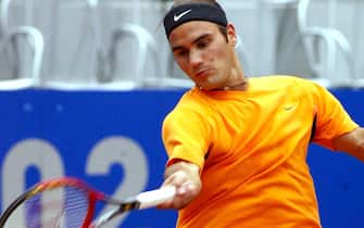 20020507-ROMA-SPR: TENNIS MASTERS SERIES. Lo svizzero Roger Federer colpisce la palla di dritto, durante l'incontro di primo turno del Masters Series di Roma, contro l'italiano Andrea Gaudenzi. CLAUDIO ONORATI/ANSA/on